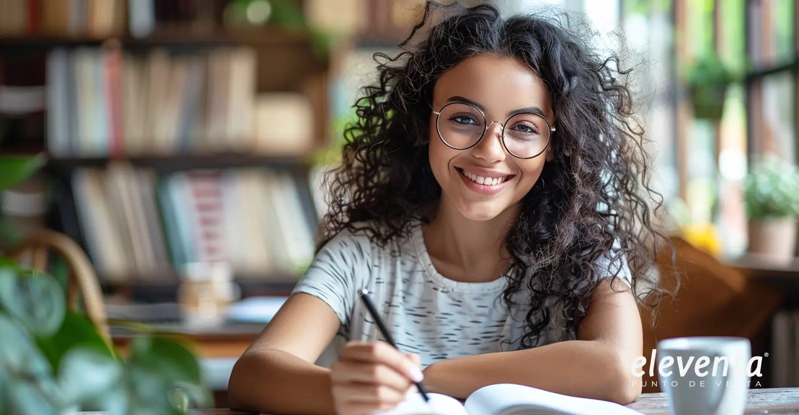 Mujer emprendedora analizando gastos