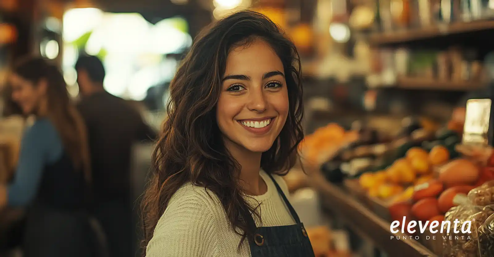 Mujer feliz en tienda