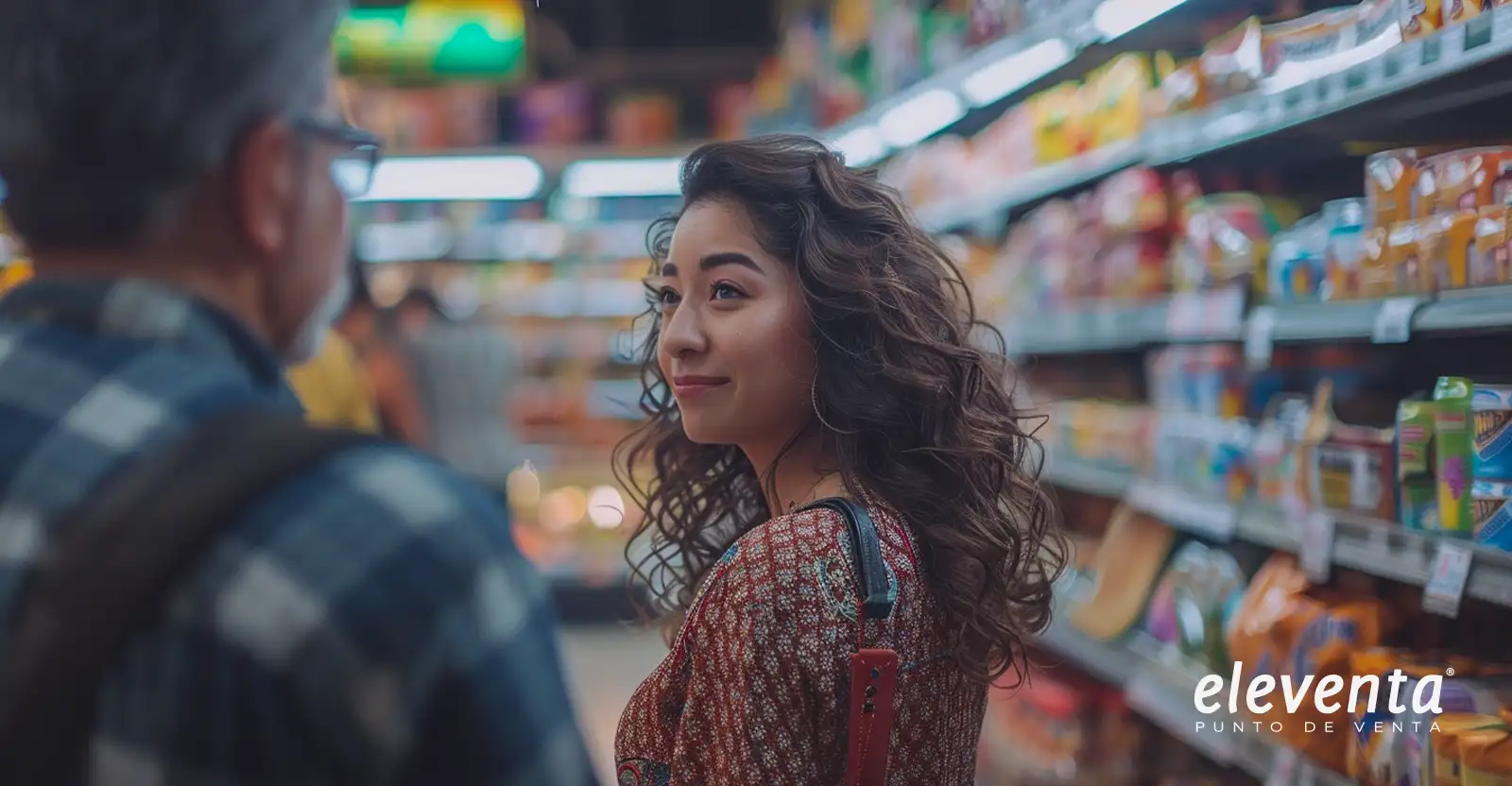 Persona atendiendo a cliente en abarrotes