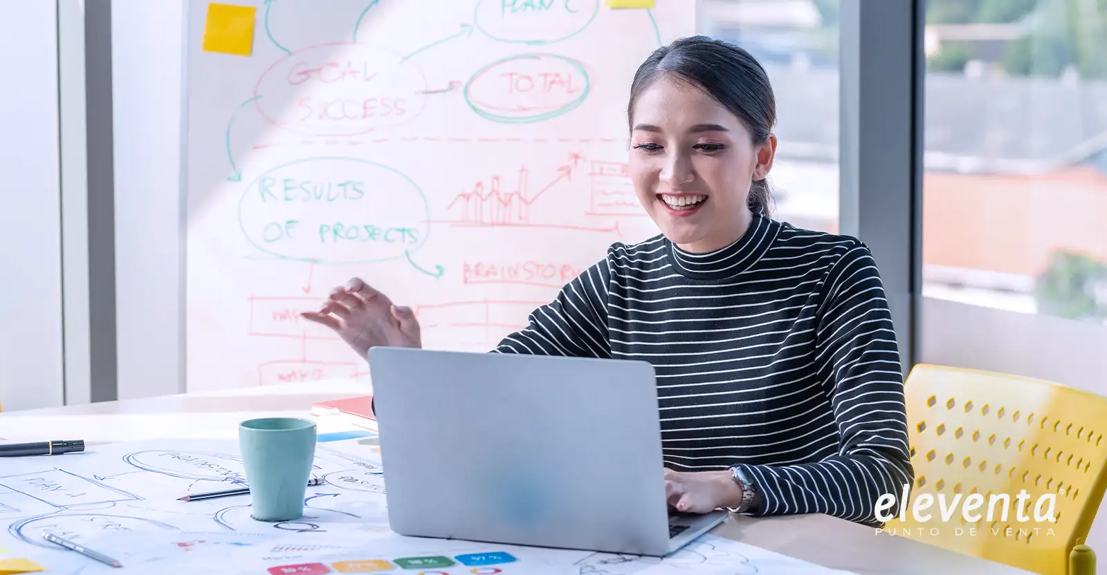 Persona en computadora enseñando