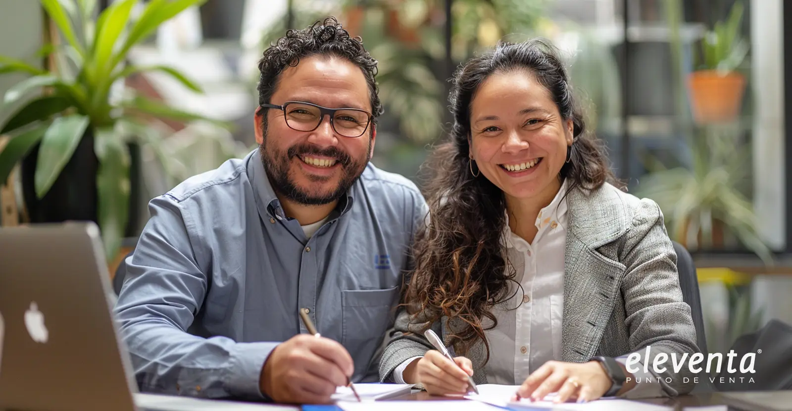 Personas firmando contrato de negocio